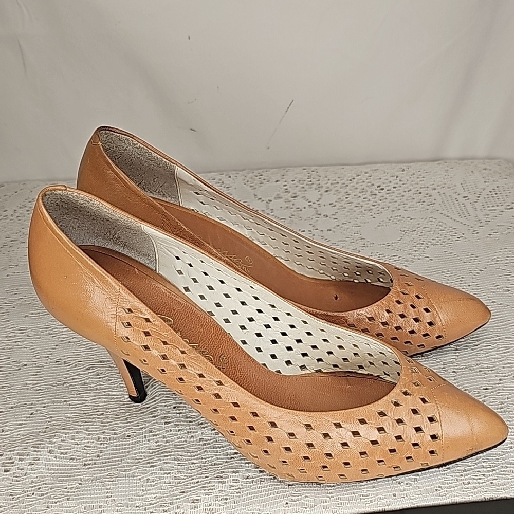 Caressa Spain leather tan eyelet closed point toe tan heels sz 6.5